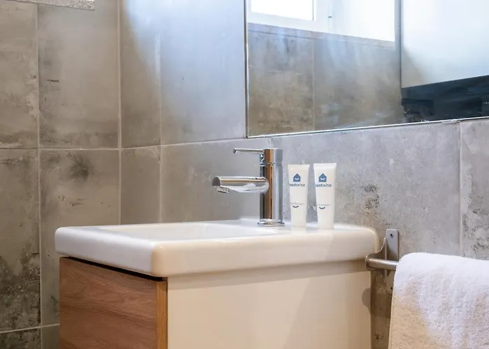 Host Wise - Terrace Delight House W Private Jacuzzi Дом отдыха *